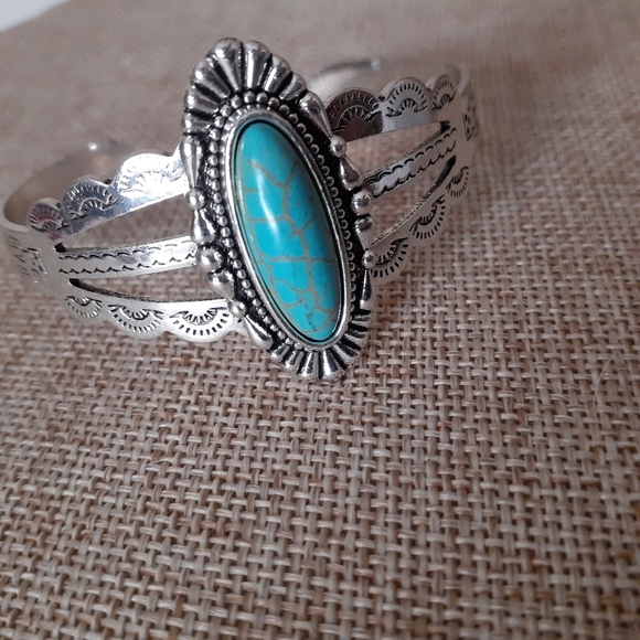 Navajo oblong faux turquoise antique metal cuff bracelet w/ art deco flourishes - Picture 5 of 7